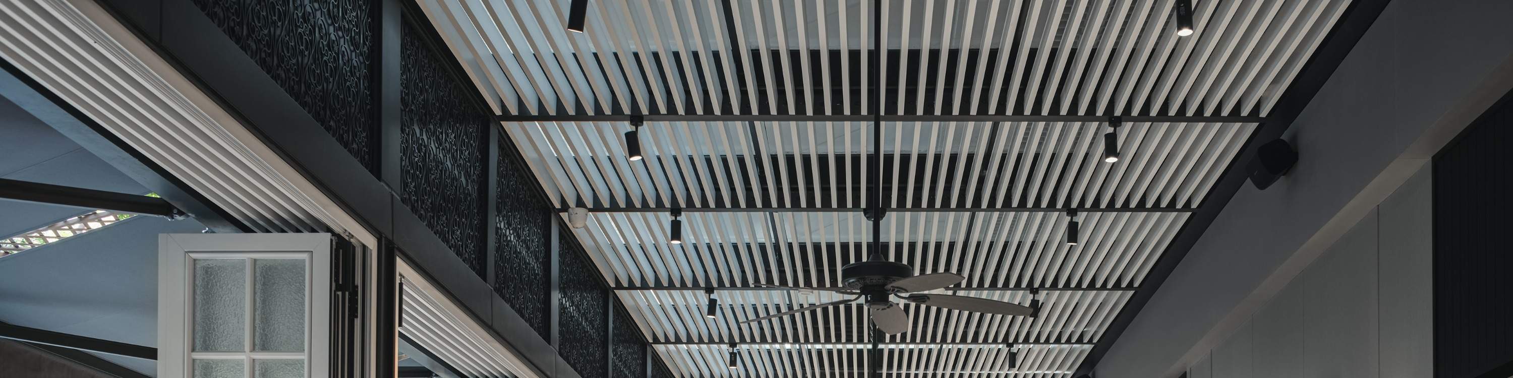 Bar jiran + taman luar